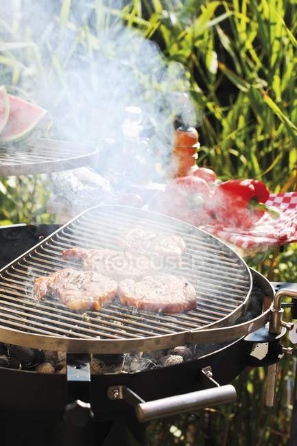 Steaks de porc sur barbecue — Photo de stock