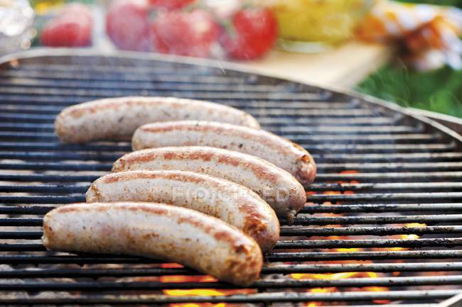 Saucisses sur grille barbecue — Photo de stock