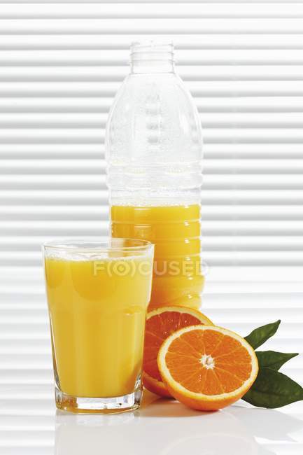 Jus d'orange en verre — Photo de stock