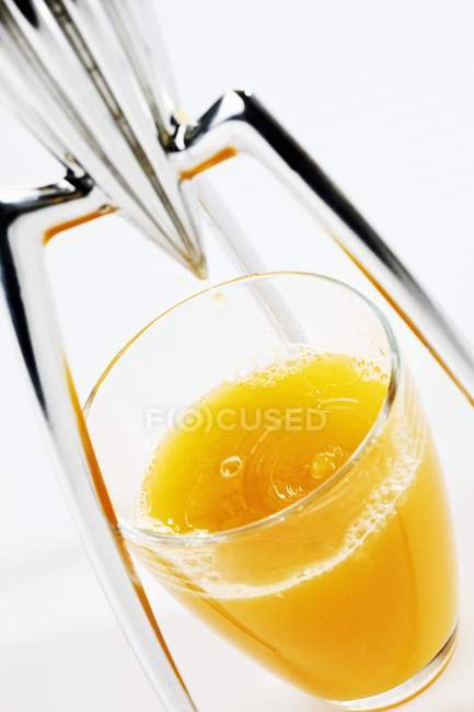 Zumo de naranja en vaso - foto de stock