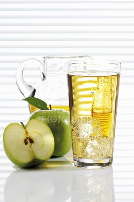 Sumo de maçã em jarro de vidro e vidro — Fotografia de Stock