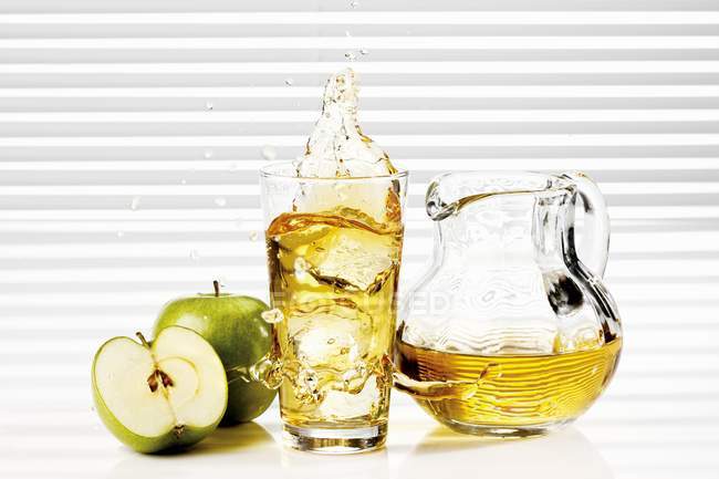 Succo di mela in brocca di vetro e vetro — Foto stock