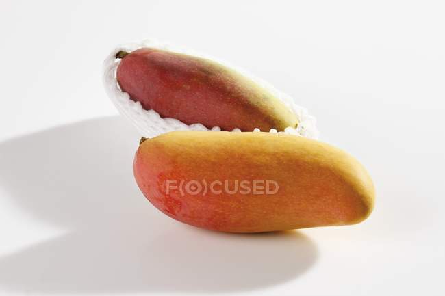 Fresh ripe mangos — Stock Photo