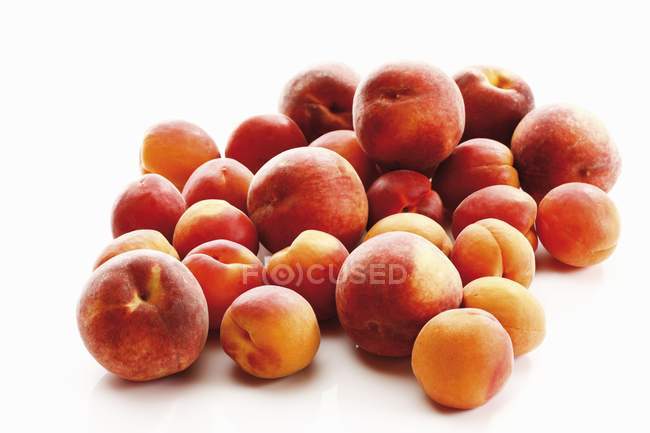 Fresh apricots and peaches — Stock Photo