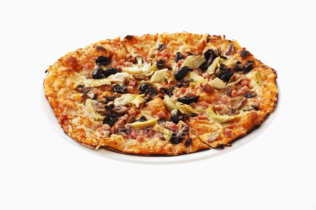 Pizza mit Artischocken und Schinken — Stockfoto