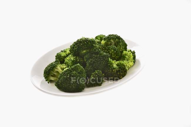 Blanchierter Brokkoli auf Teller — Stockfoto
