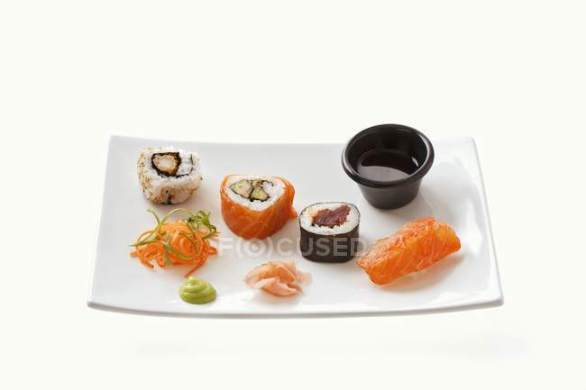 Sushi com wasabi, gengibre e molho de soja — Fotografia de Stock