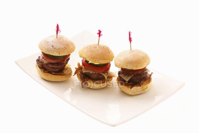Tres mini hamburguesas de bistec - foto de stock
