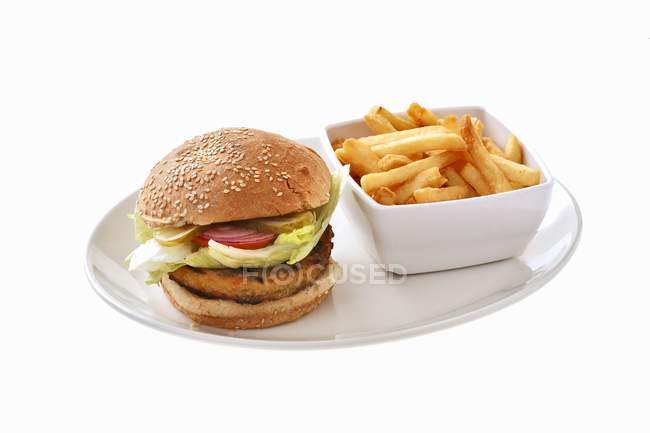 Hamburger vegetariano con patatine fritte — Foto stock
