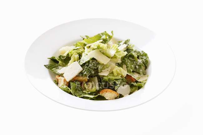 Salade César dans une assiette — Photo de stock