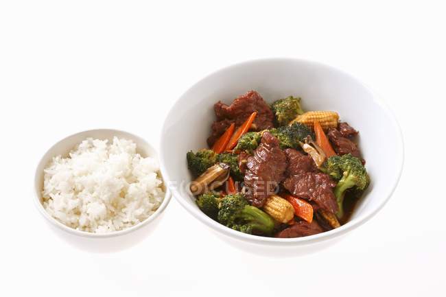 Fried beef with vegetables and rice — Stock Photo