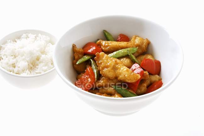 Pollo frito con verduras y arroz - foto de stock