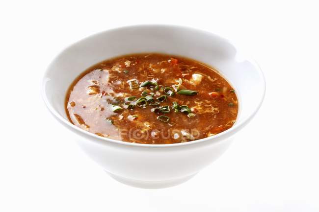 Würzig saure Suppe in weißer Schüssel — Stockfoto