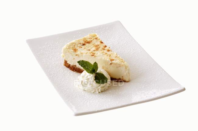 Pedazo de pastel de queso en el plato - foto de stock