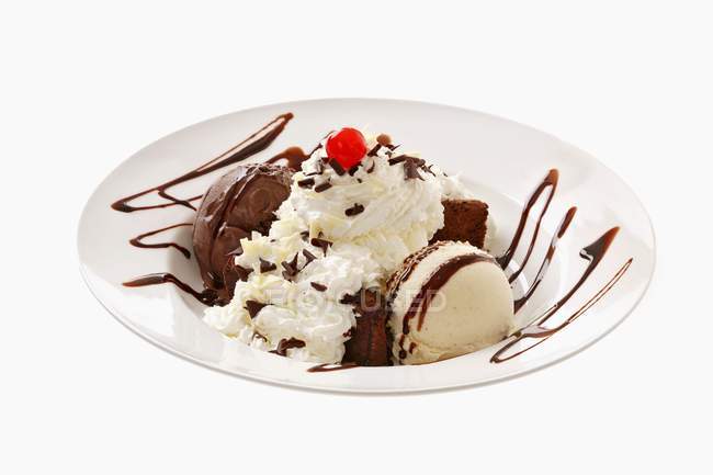 Crème glacée au brownie et crème fouettée — Photo de stock