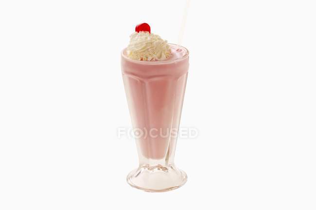 Milkshake de cereza con crema batida - foto de stock