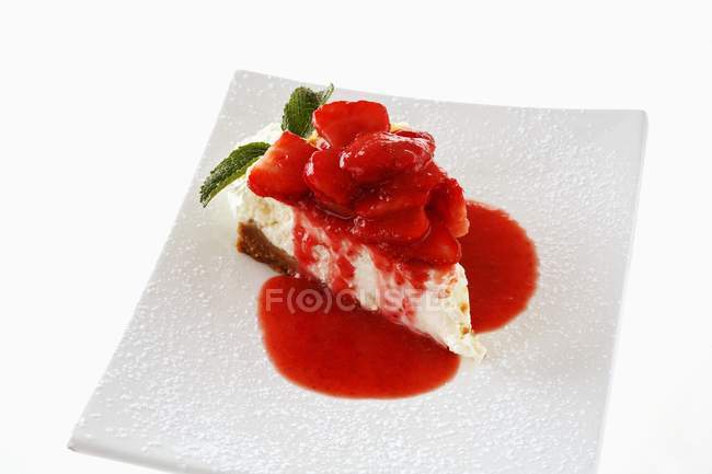 Pedaço de bolo de queijo de morango — Fotografia de Stock