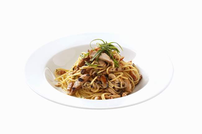 Spaghetti con petto di pollo e aglio — Foto stock