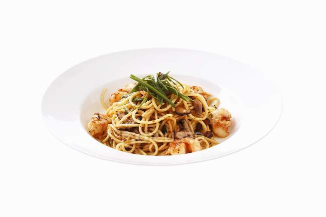 Spaghetti aux crevettes et à l'ail — Photo de stock
