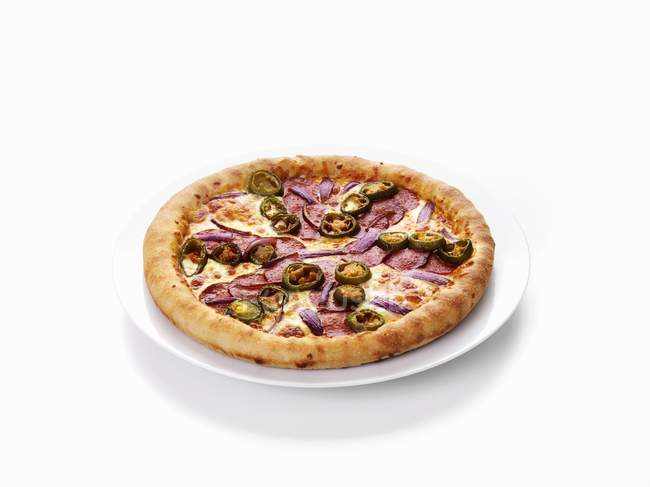 Pizza de salame com jalapeos — Fotografia de Stock