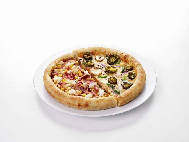 Metades de pizza grelhada — Fotografia de Stock