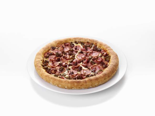 Mince and bacon pizza — Stock Photo