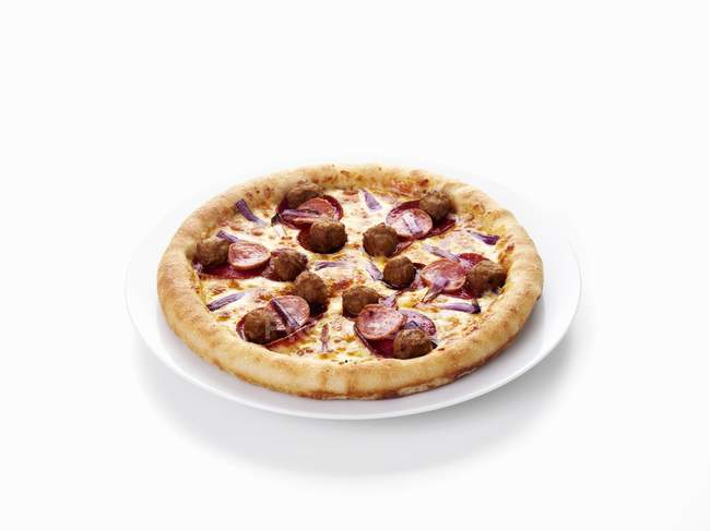 Salami-Pizza mit Frikadellen — Stockfoto
