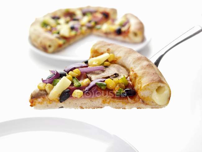Ветчина и овощная пицца — стоковое фото