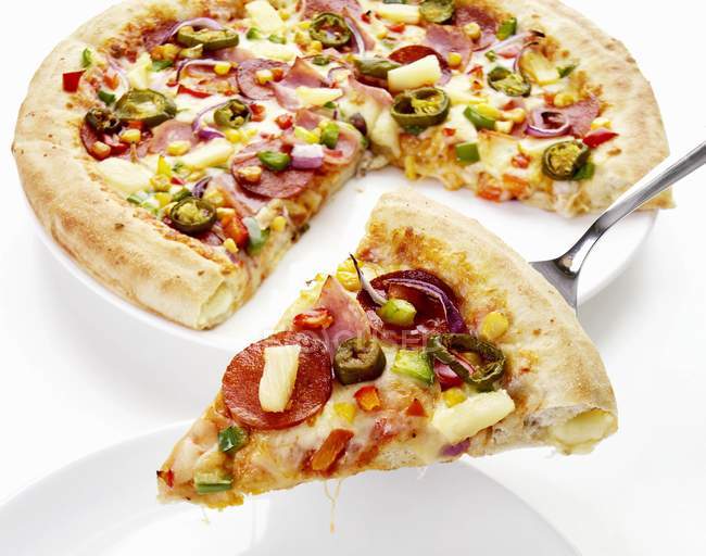 Pizza con salami y chile - foto de stock