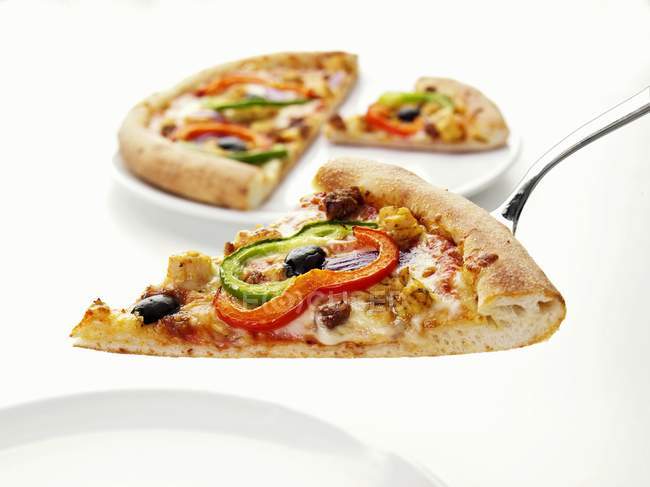 Pizza au thon tranchée — Photo de stock