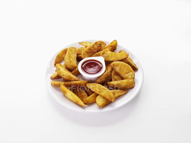 Fried potato wedges with dip — Stock Photo