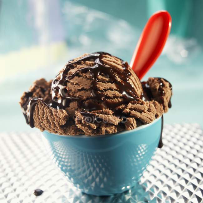 Tazón de helado de chocolate de una sola cucharada - foto de stock
