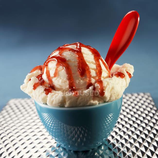 Una sola cucharada de helado de vainilla - foto de stock