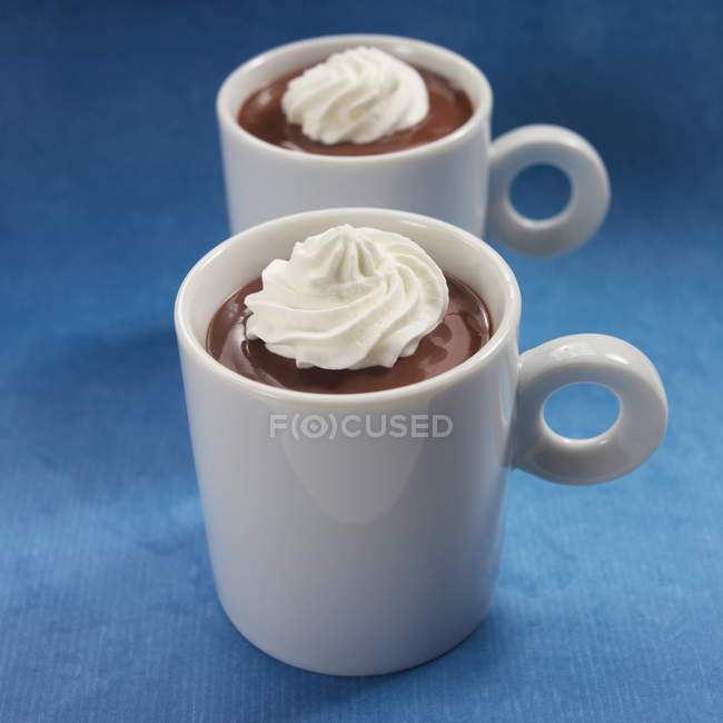Schokoladenpudding mit Schlagsahne — Stockfoto