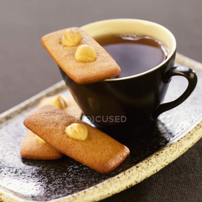 Печенье с чашкой чая — стоковое фото