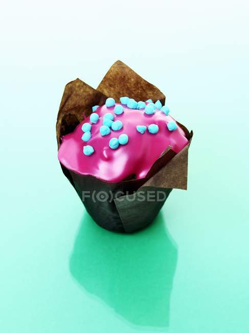 Muffin con glaseado rosa - foto de stock