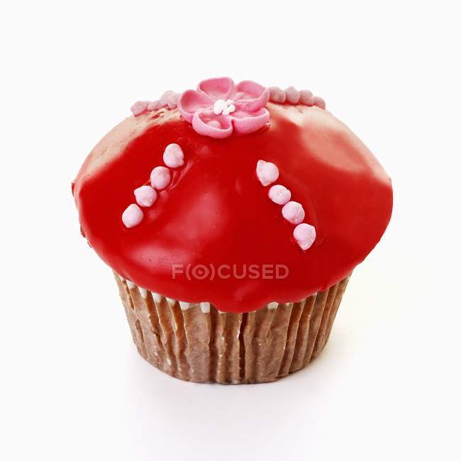 Muffin mit rotem Zuckerguss — Stockfoto