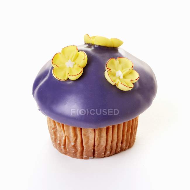 Muffin mit violettem Zuckerguss — Stockfoto