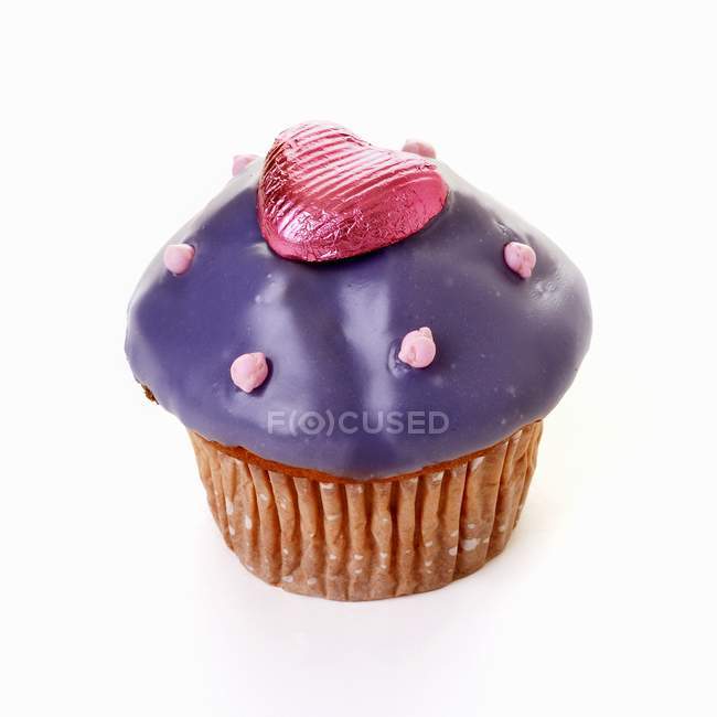 Muffin con glaseado morado - foto de stock
