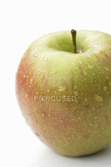 Manzana con gotas de agua - foto de stock