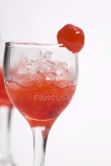 Cóctel rojo con hielo picado - foto de stock