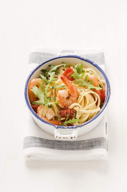 Linguine pasta with tomatoes and prawns — Stock Photo