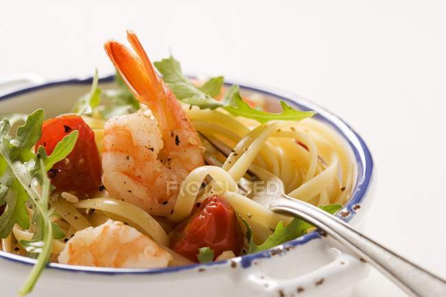 Linguine Pasta mit Tomaten und Garnelen — Stockfoto