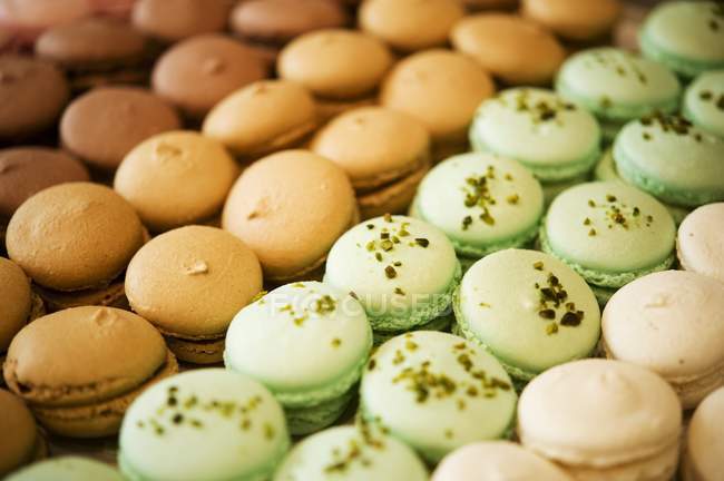 Рядки з барвистими Macarons — стокове фото