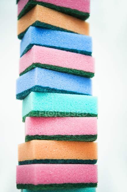 Vista de primer plano de la pila de esponjas de colores - foto de stock