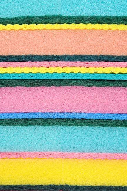 Vue rapprochée des éponges colorées empilées — Photo de stock