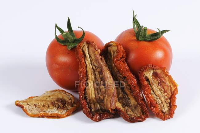 Tomates fraîches et séchées — Photo de stock