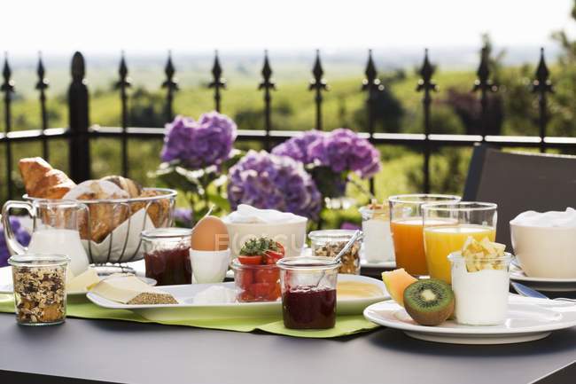 Daytime view of breakfast table outdoors — Stock Photo