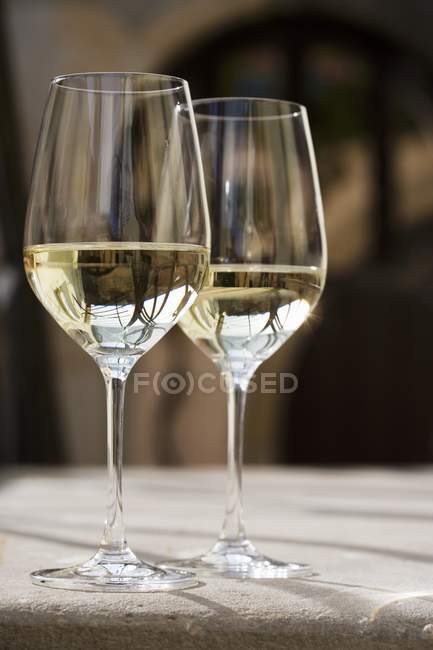 Dos copas de vino blanco - foto de stock