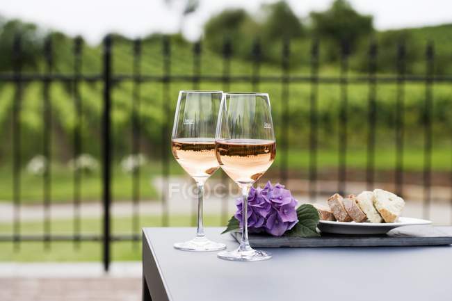 Окуляри трояндового вина — стокове фото